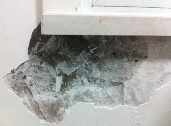 門窗防水：窗槽外側(cè)要有排水孔