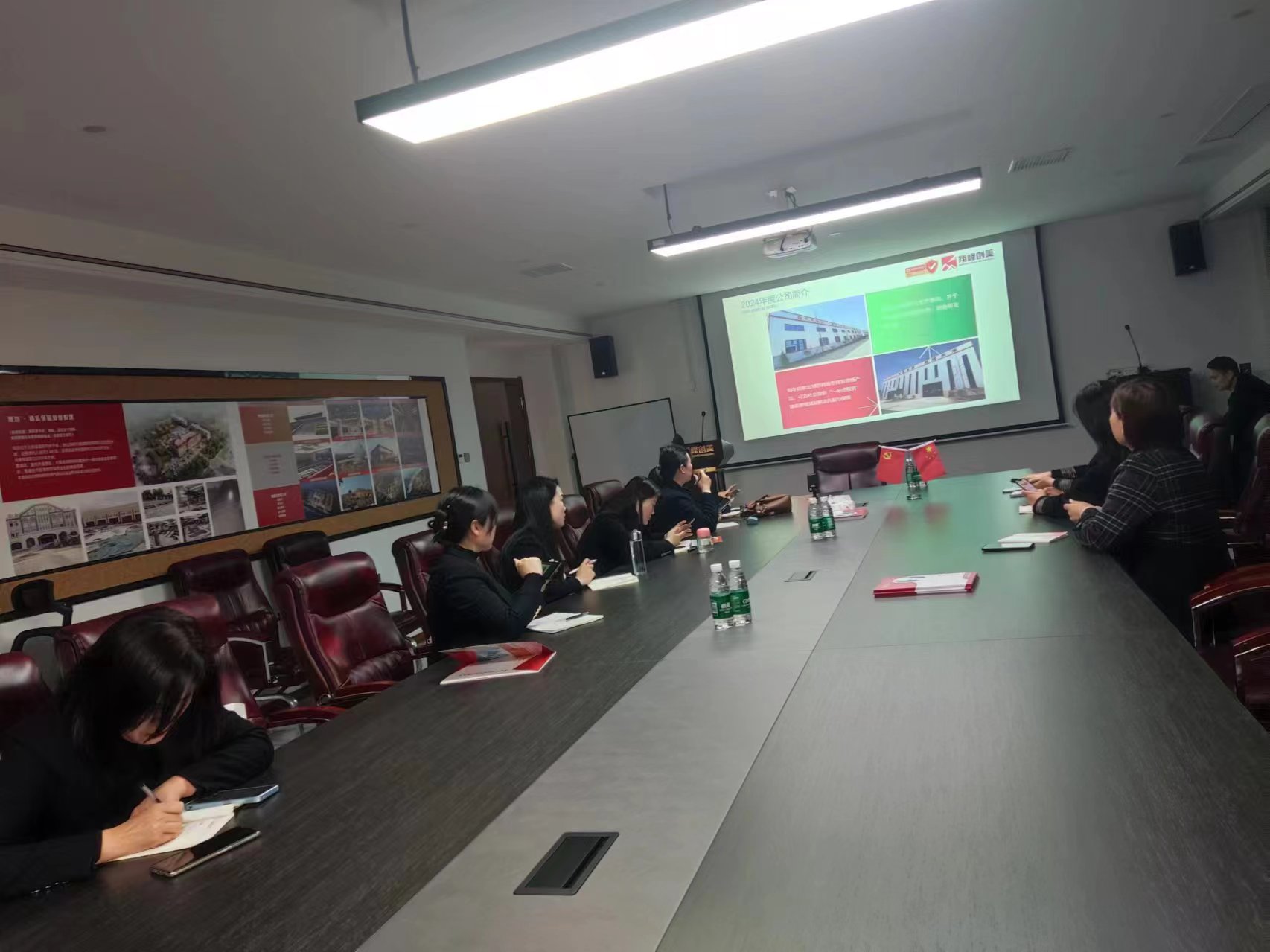 【翔峰創(chuàng)美】技術部總經(jīng)理李昊為銷售部全體員工進行產(chǎn)品培訓